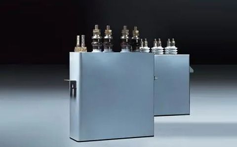 電容器在直流電路中起什么作用？
