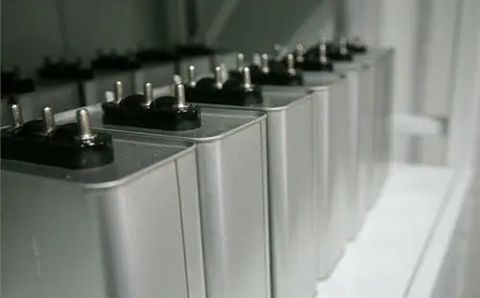 哪些因素影響電力電容器的容量？