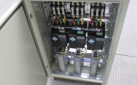 如何快速識別電容器組中有故障的低壓電容器？